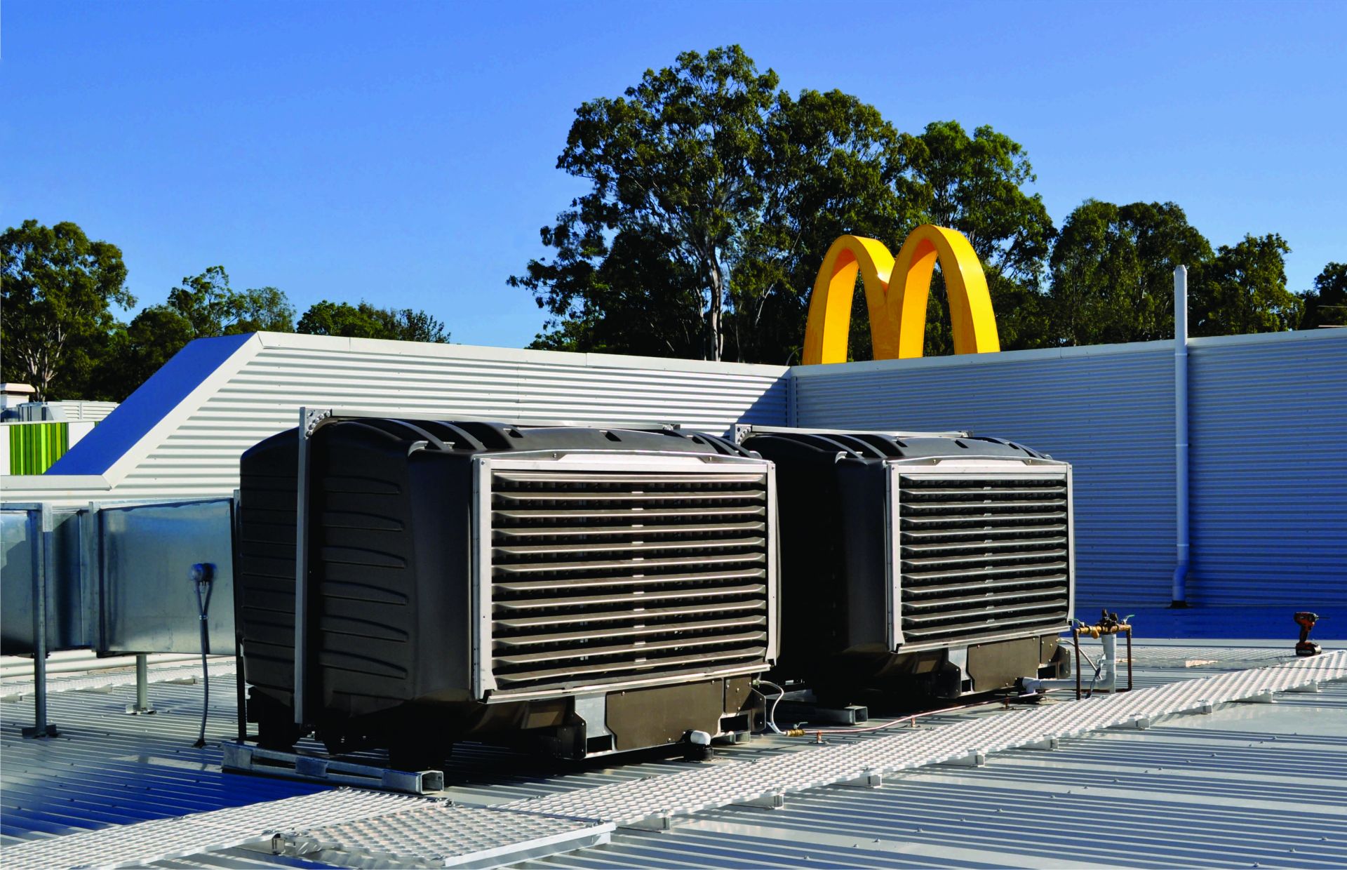 Instalación de refrigeración suplementaria en la azotea del edificio