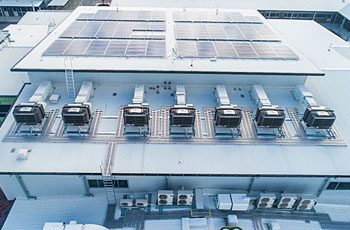 Commercial evaporative cooling system on building rooftop